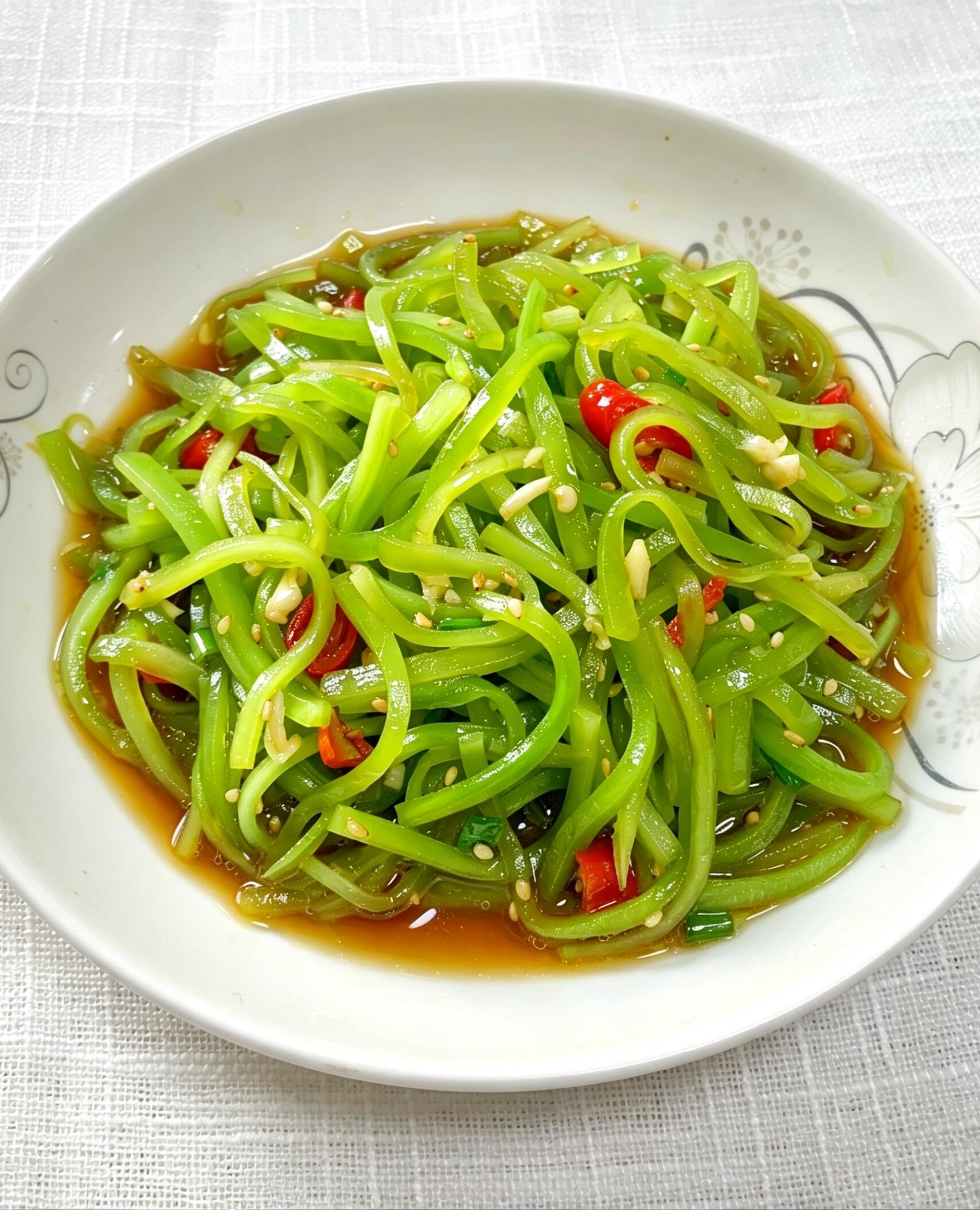 现摘现做的凉拌莴笋，脆爽解腻还低脂！家人们快冲😭谁还没吃过现摘现做的凉拌莴