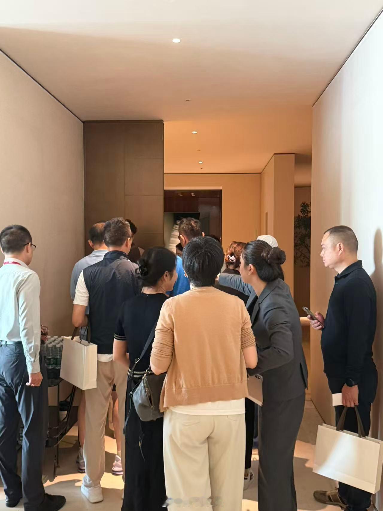 周末，看深圳湾样板房，3000万起步的房子，验资1000万，排队，还得拿号。。是