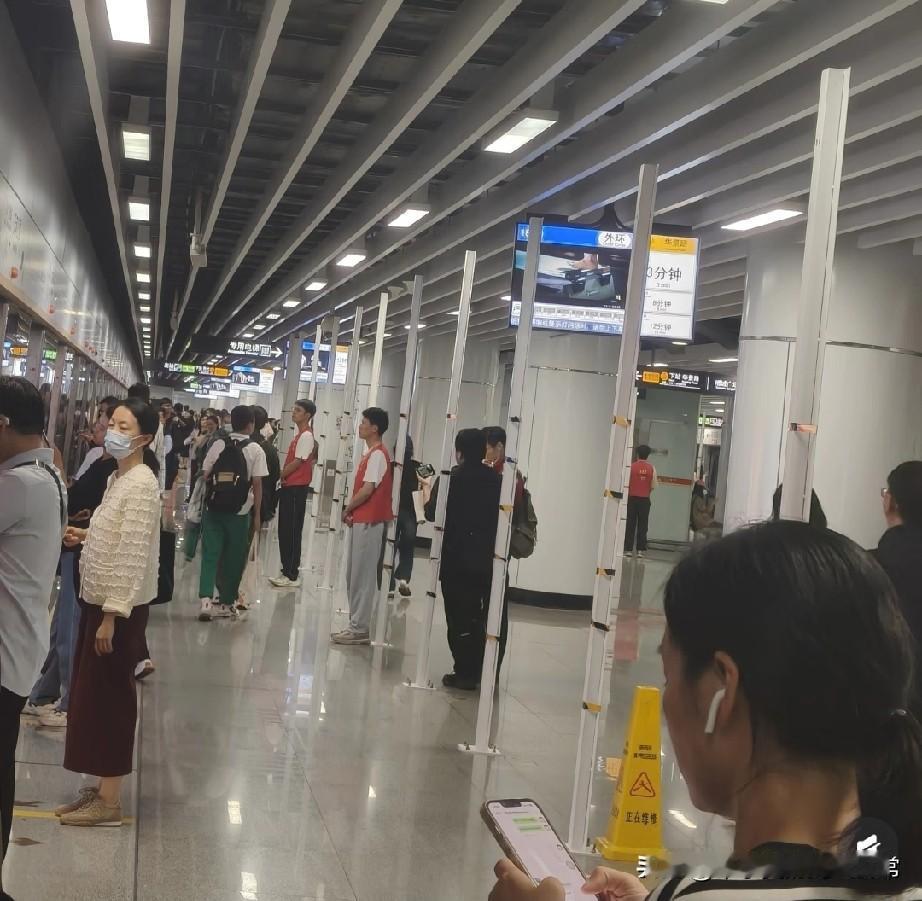 广州地铁21号线成全运会专列!广州地铁突然立起“铁栏杆长城”,把11和21