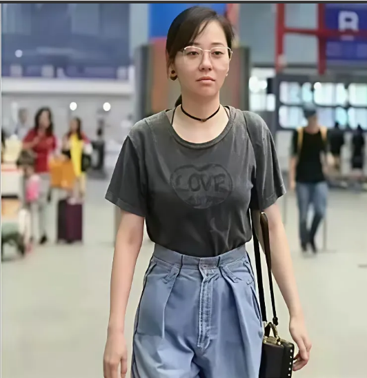 张靓颖素颜就是个很普通的人，年纪也很大了，属实不错。