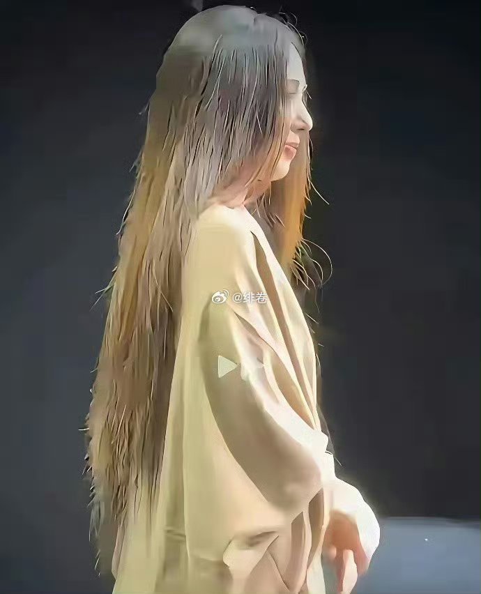 看到郭碧婷才发现，电视剧里都是骗人的，原来豪门儿媳的头发，也不是一直都精致打理