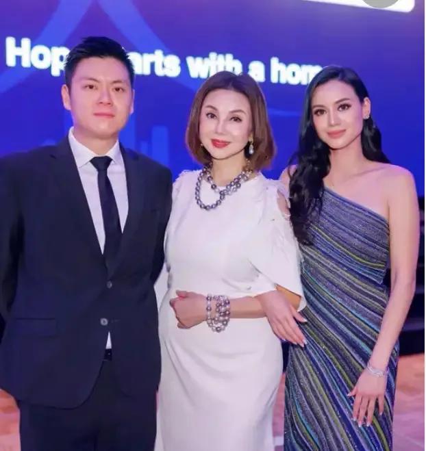 如今林恬儿何正德离婚，估计谢玲玲内心很惆怅，很不开心。可是如今的谢玲玲，其实日子