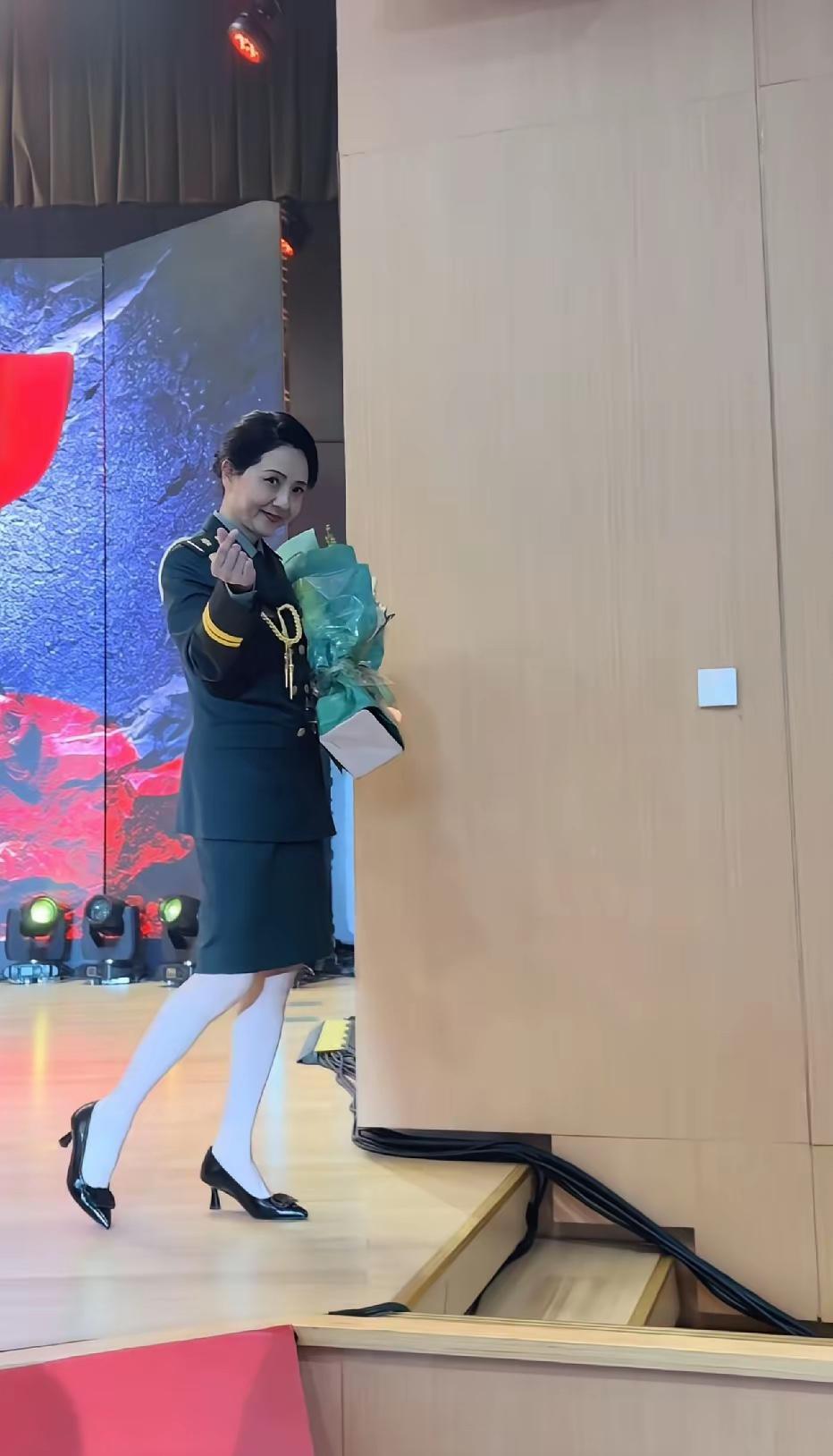 这是文艺工作者吗