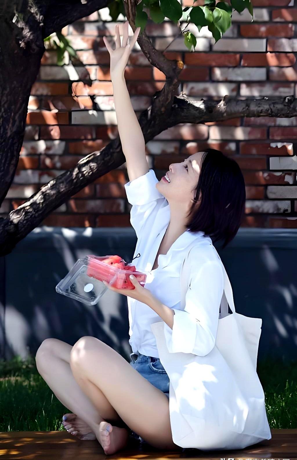 我的天，张嘉倪这状态绝了！最近网上刷到她一组新写真，光着脚在草地上跑，一身粉