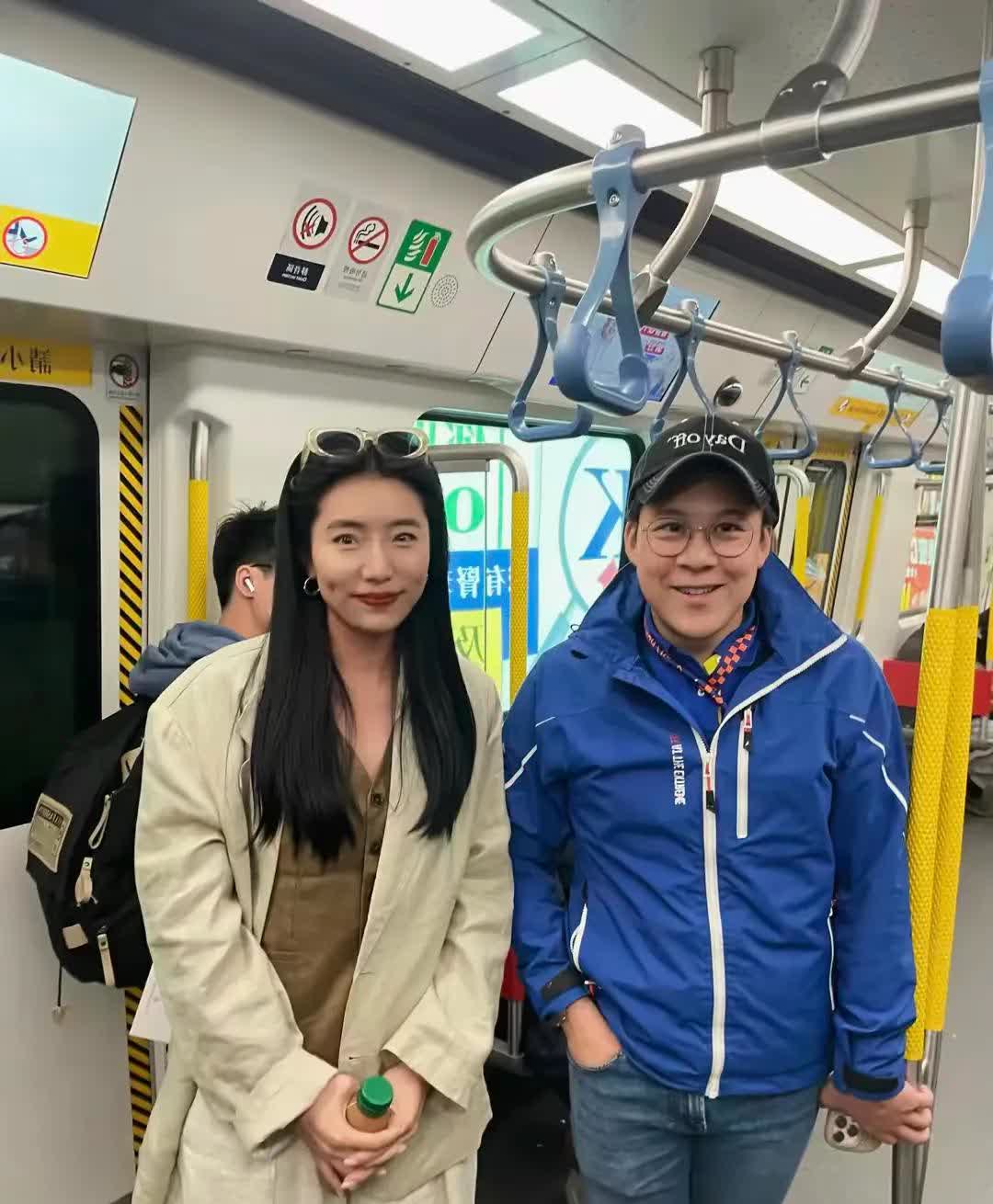3月30日，霍启刚在香港地铁上被乘客偶遇时，他穿着蓝色户外防水服，搭配紧身牛仔裤
