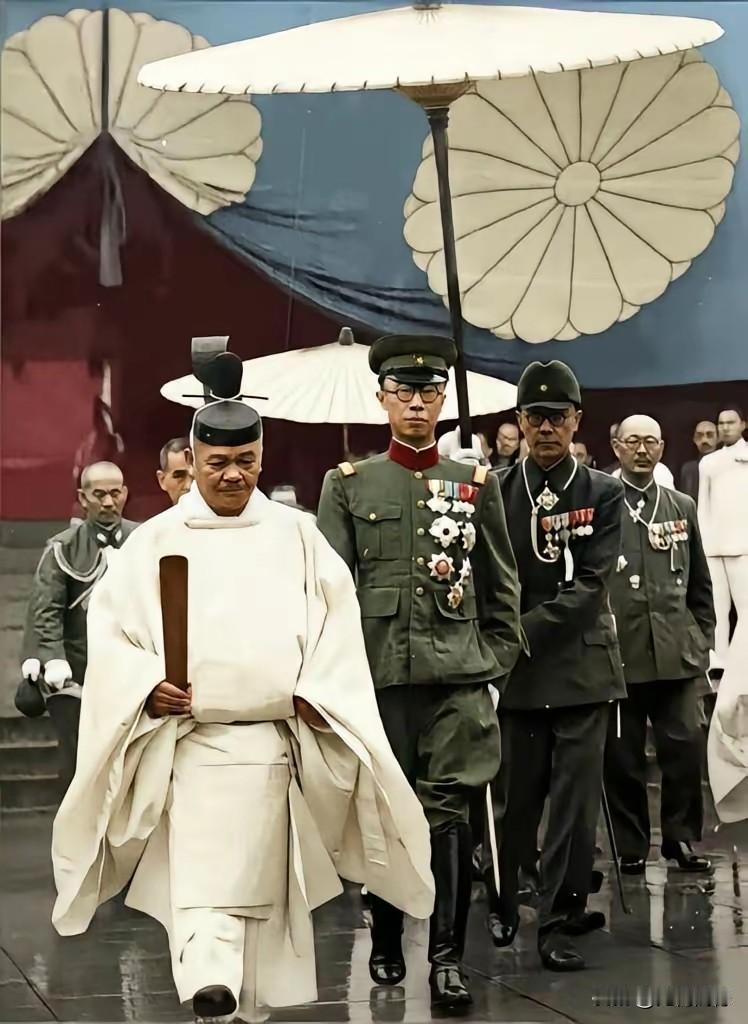 看看溥仪当年在日本的画面，也不知道是由于紧张的原因，还是其他方面的原因，他的整个