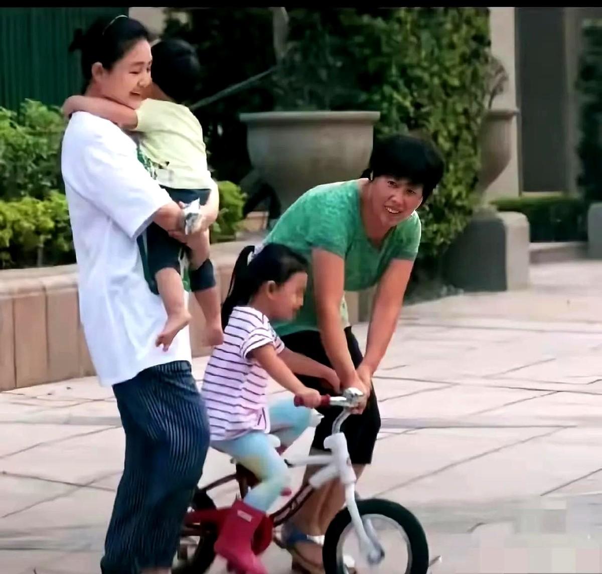 大S这婚离得仿佛换了张脸！当年带娃出街被拍时，宽松卫衣配牛仔裤都能穿出慵懒贵