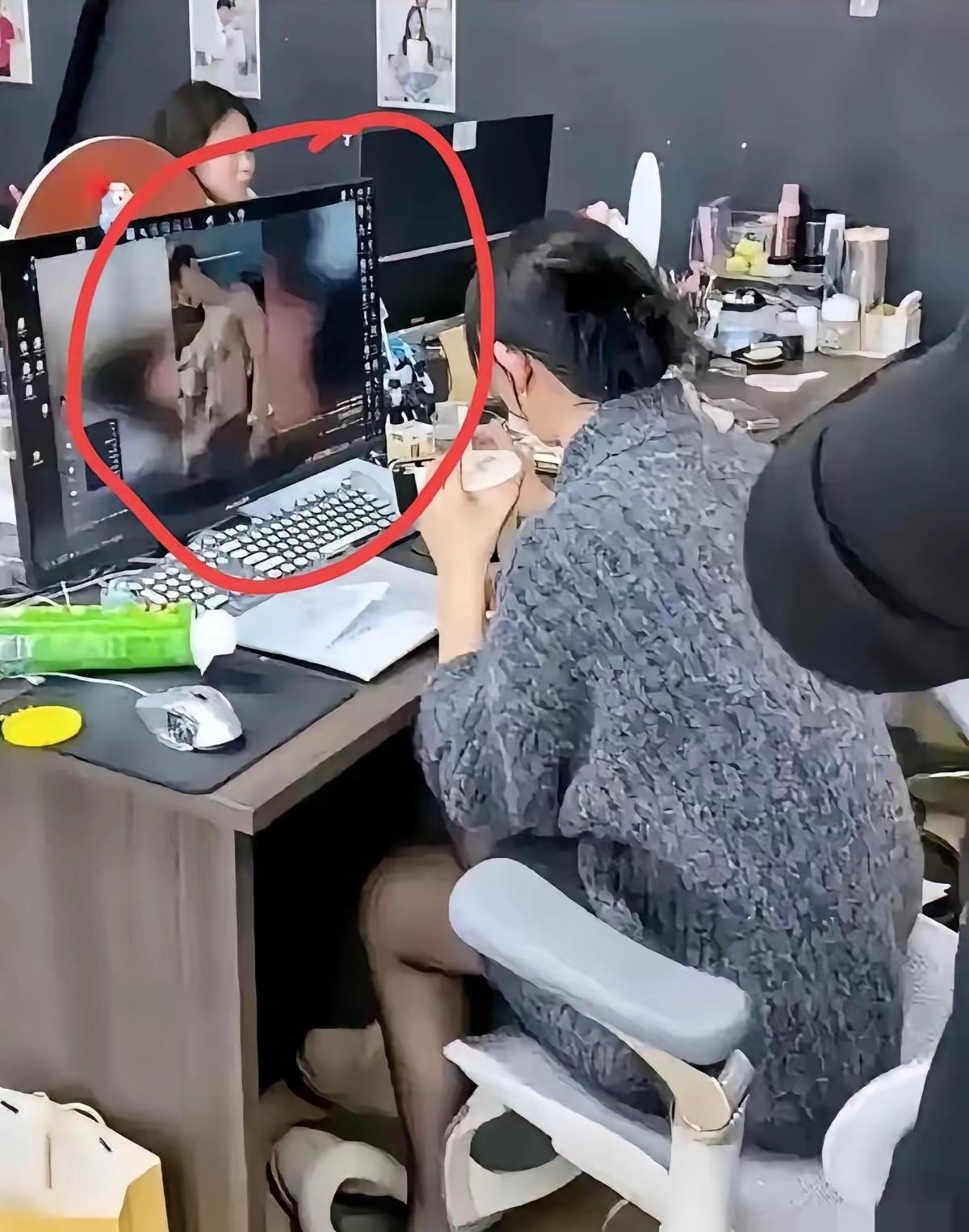 意外拍摄​美女在办公室电脑上竟然看起了有“色”电影，完全没察觉到后面有人，这
