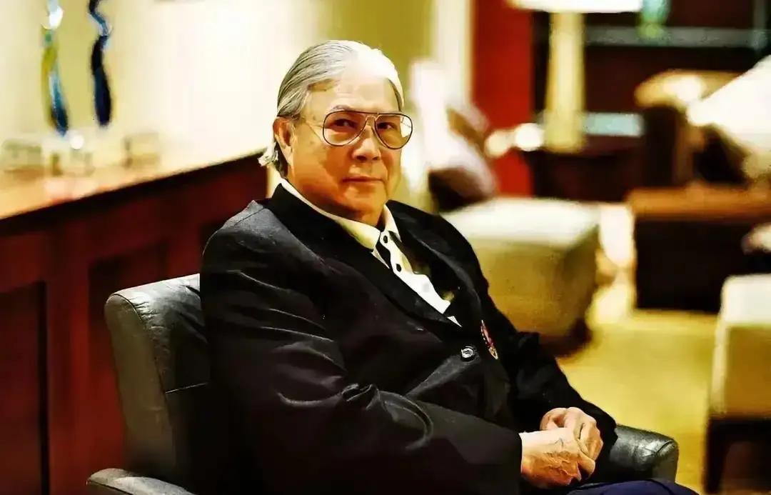 79岁霍震霆，离婚20年不娶不娶，不是没人追。他一句话：再娶，家就散了。