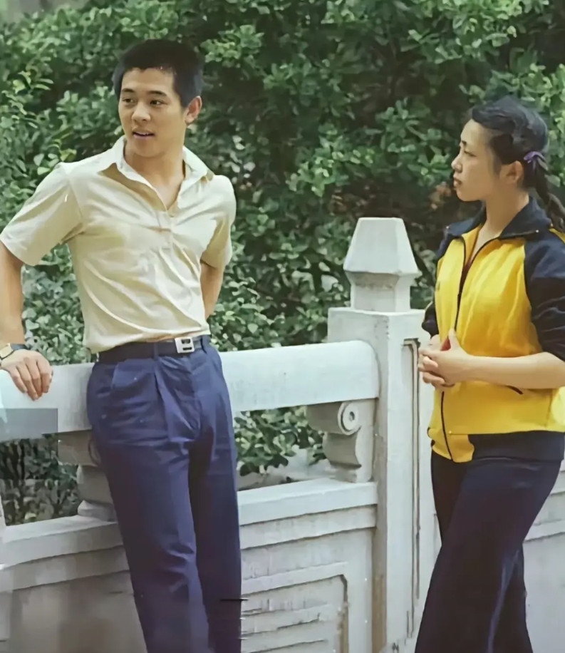 这张照片拍摄于1982年，李连杰和黄秋燕拍摄《少林寺》期间的合影。两人都是北京市