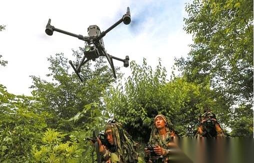 第一波冲上海滩的，不再是血肉之躯。是无人机，是机器狗，是那些不知疲倦、不畏生死