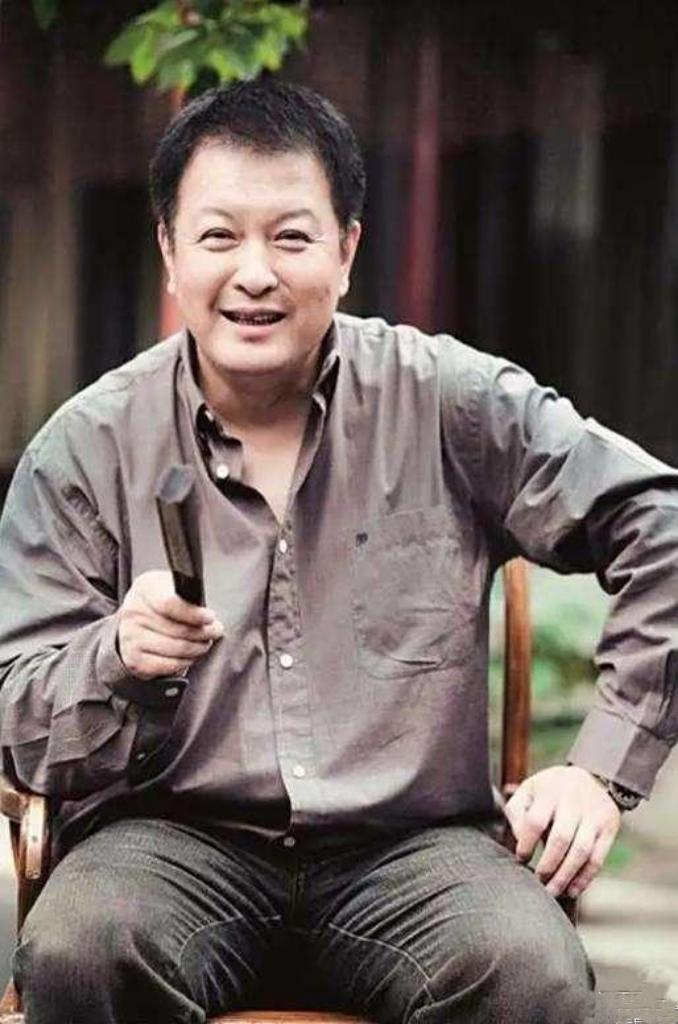 69岁杨亚洲再出手！用7年憋出《沉默的荣耀》，把倪萍儿子从病魔手里抢回来后，他让