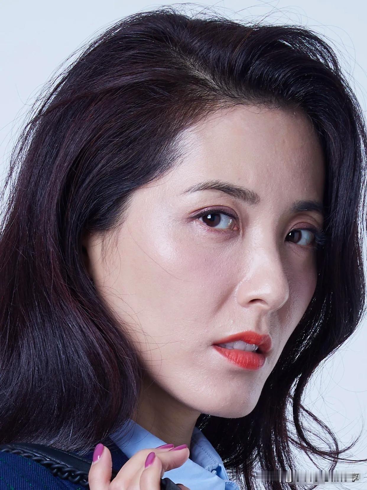 中戏那么多帅哥美女,怎么会一致公认曾黎是中戏的第一美呢？她是长脸，五官没什么突出