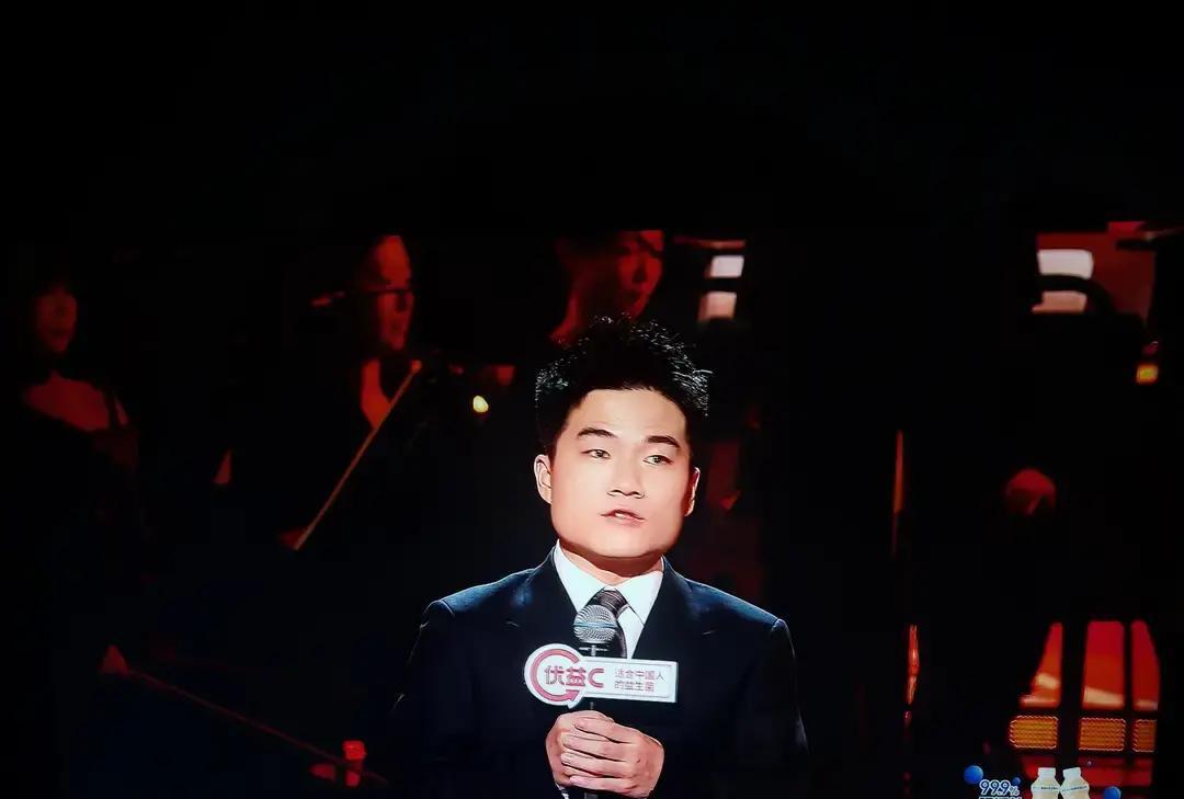 73万人挤爆直播间，董宇辉胖了一圈西安钟楼零点钟声响起，与辉同行跨年乐享会