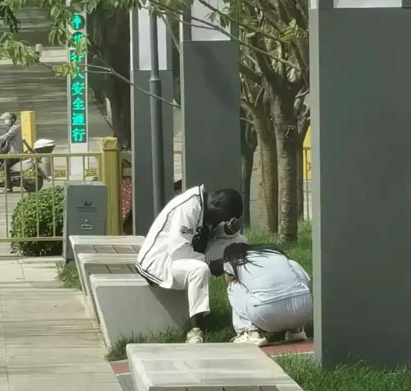 美女一蹲就是两小时！唉…国内趾高气昂，国外卑躬屈膝