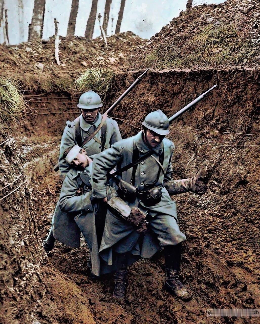 临近战争的1937年7月法国陷入空前经济危机，法郎贬值到一英镑可以兑换3000法