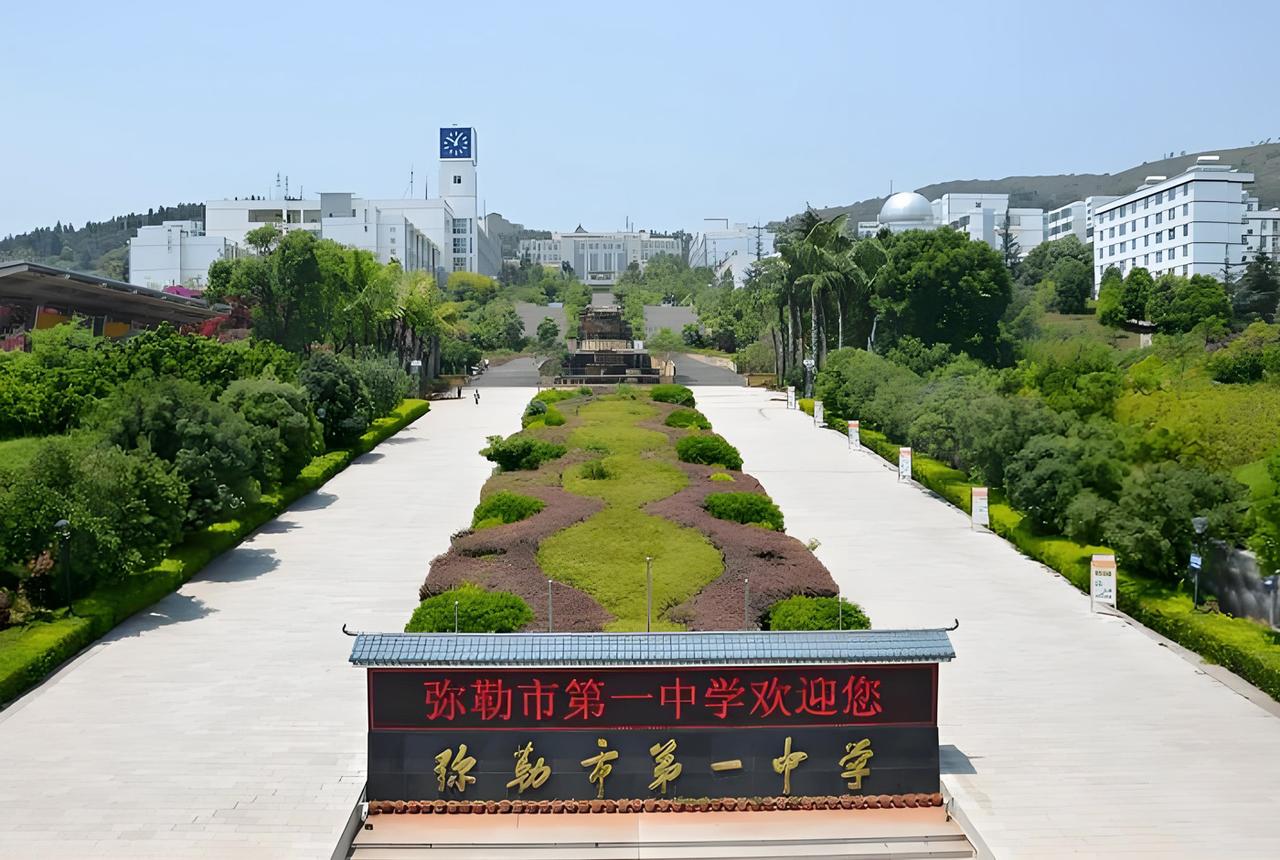 刚刚刷到云南省红河州弥勒市的原副调研员李臬上了热搜，臬读nie，意思是古代测日影