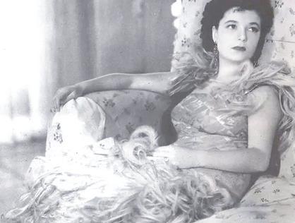 1945年，墨索里尼的情妇克拉拉被处决后倒吊在广场上，她的短裙垂下来，一览无遗，