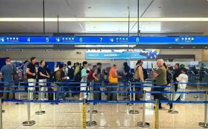 绝了！2月18日中英加免签落地，出国游彻底放开谁也没料到，大年初二直接甩出王