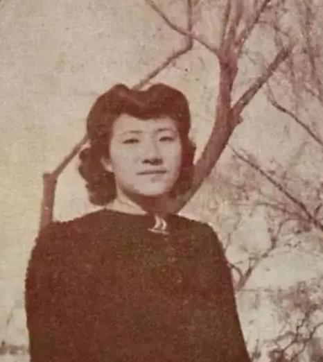 1934年，新婚第1天，作家苏青就撞见丈夫与表嫂在一起调情，她隐忍不发，接连生下