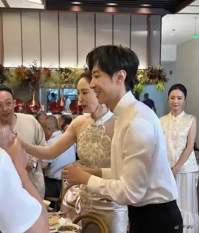 其实我能理解董璇为什么选择张维伊，因为前夫3P闹得全网都知道，在需要钱救他时公婆