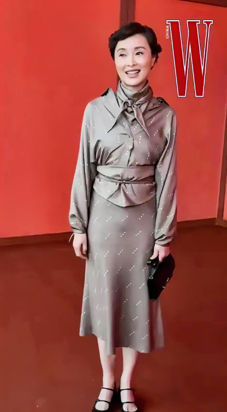 吴越，168cm，这身裙子太好看了，特别是脖子围的围巾，你们看看是不是呢？