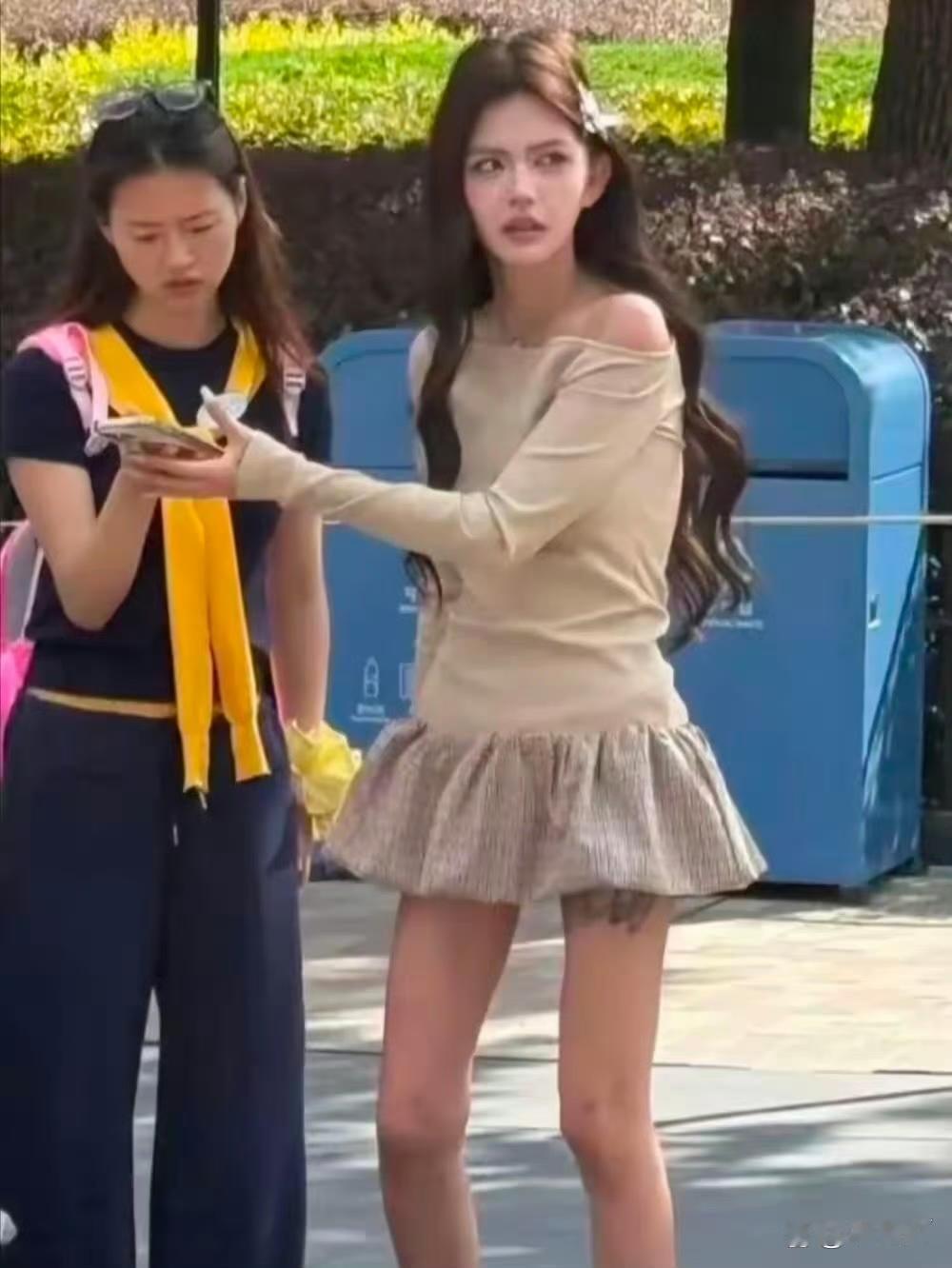 韩安冉带着两个女儿现身上海迪士尼游玩，她本人和精修图差好远啊，完全不是一个维度的​
