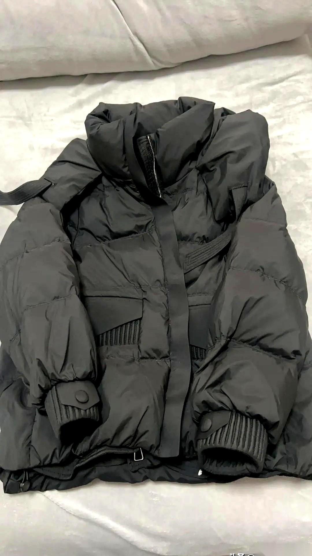 我算是碰到神仙了。卖羽绒服的老板娘，理直气壮地跟我说：“你这件衣服跑绒，我收回