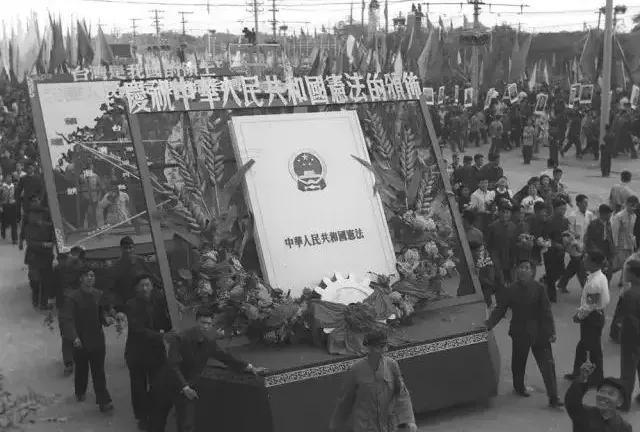这是1954年拍摄的照片，照片中是新中国第一部宪法诞生后，大学生们将宪法封面制作