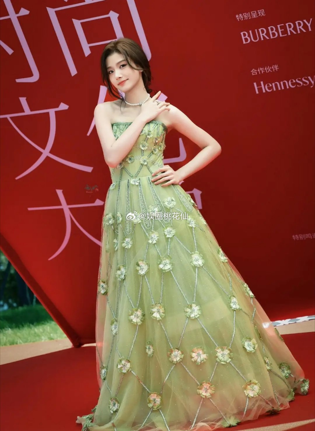 卢昱晓红毯美照，一袭绿色花朵礼服裙，像仙境里走出来的仙子​​​