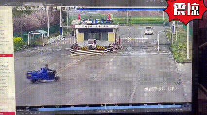 一个大爷就这样消失了？3月26日，某工业园门口，监控画面显示：一个大爷正驾驶着