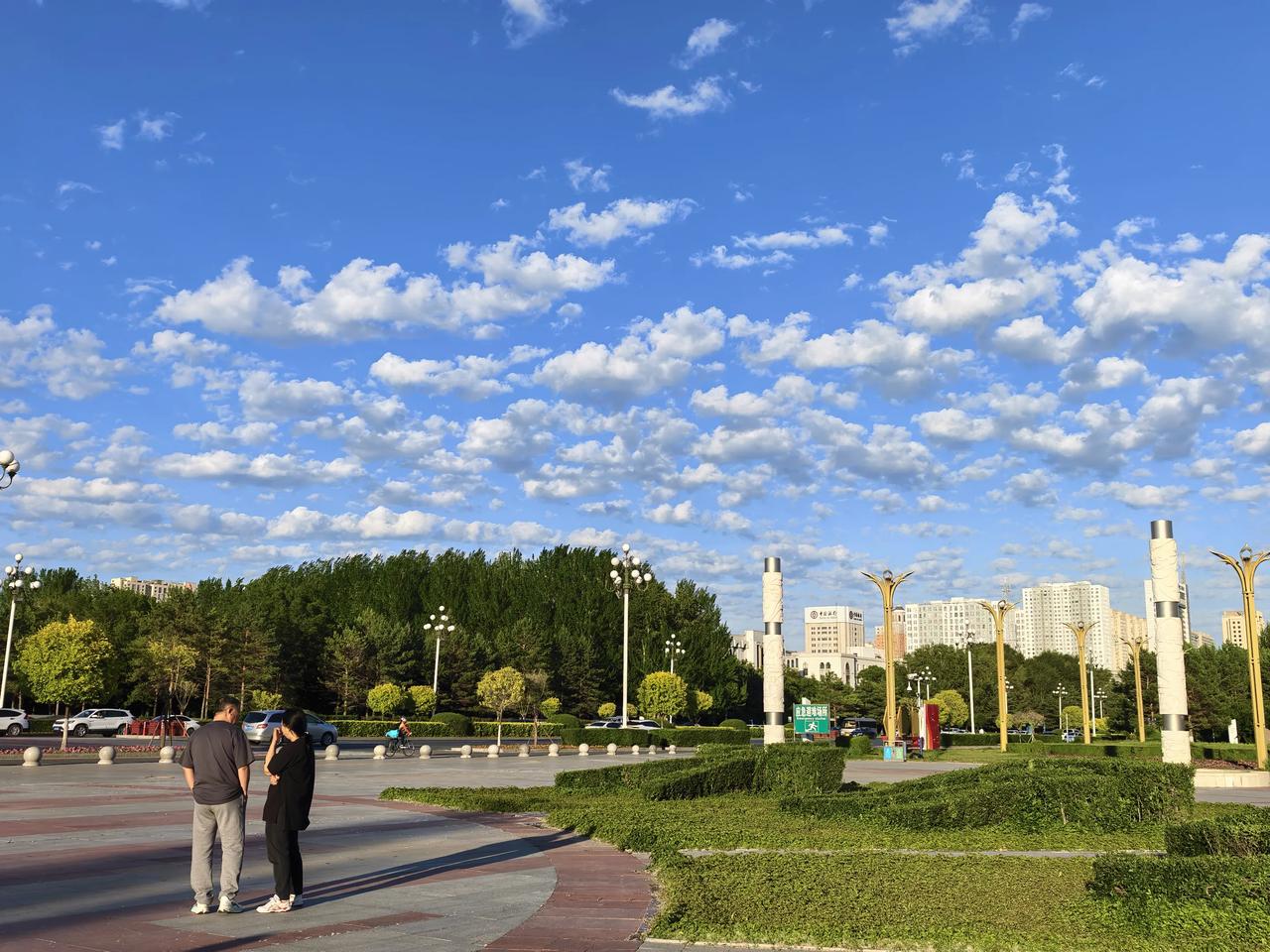到了成都，我们住在外甥的房子里。我和老妈睡在一起。一大早，估计6点多，老妈就