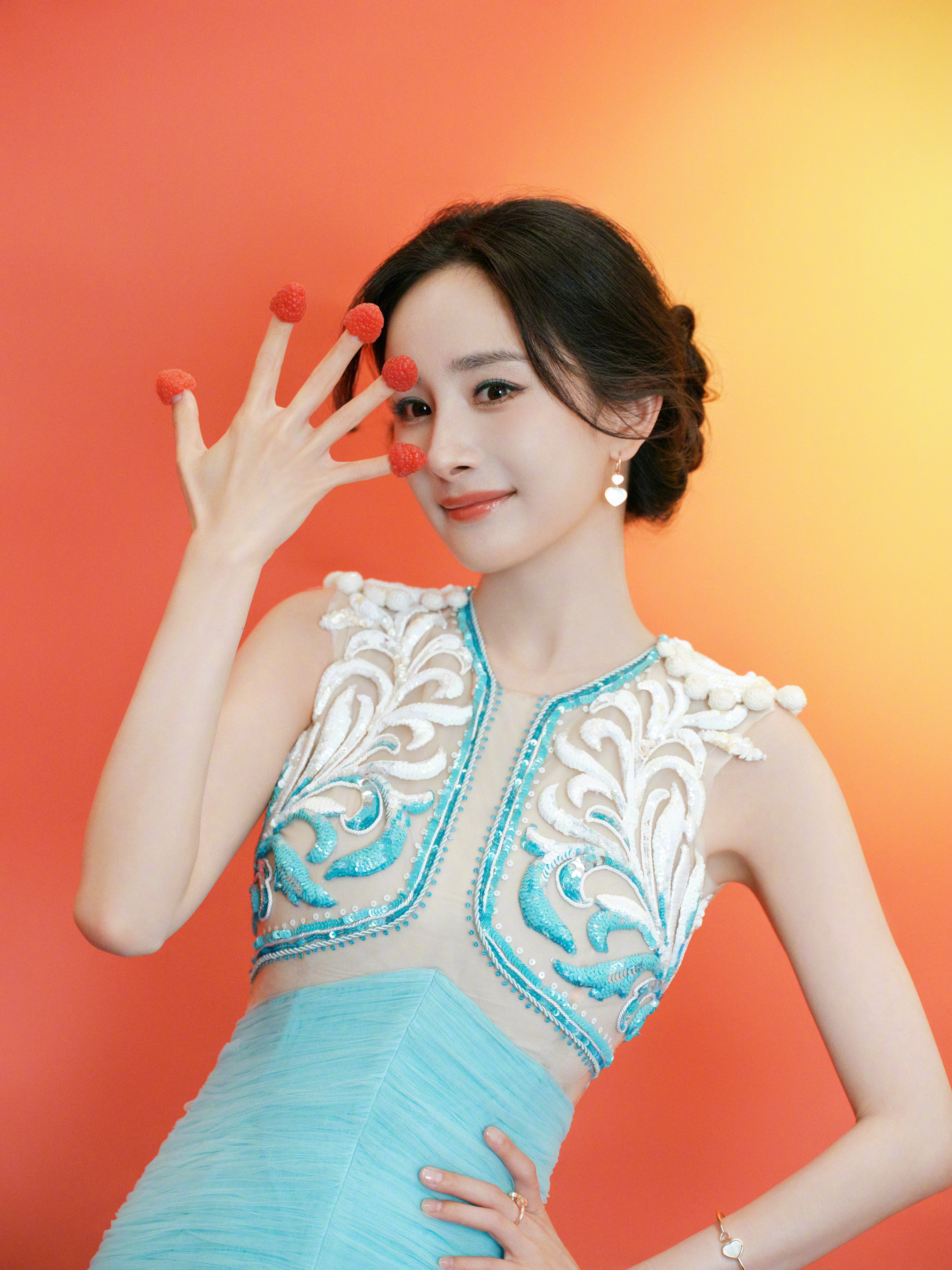 杨幂ym杨幂宁绣绣让昨夜的星辰在口袋里继续发光，照亮今天所有细小的路