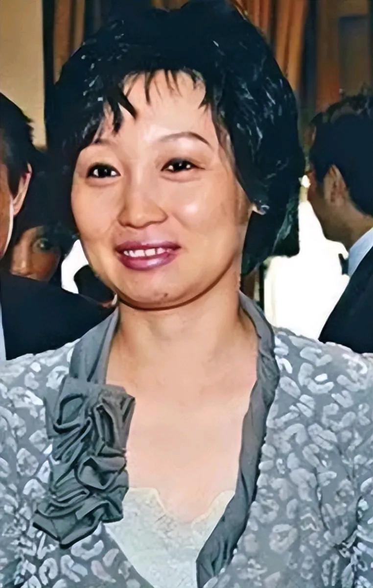 1980年，31岁的施幼珍，毫无疑问在当时来说已是老姑娘了，不知什么原因让她那么