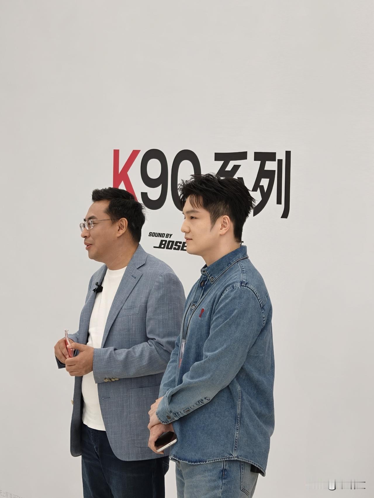 樊振东获纯金球拍炸场！贴膜出气泡超可爱，金满贯配金球拍太霸气谁能想到球拍还