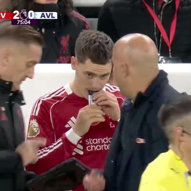 维尔茨在利物浦已经沦为替补，他还吃完东西再上场。这是利物浦2比0领先，斯洛特