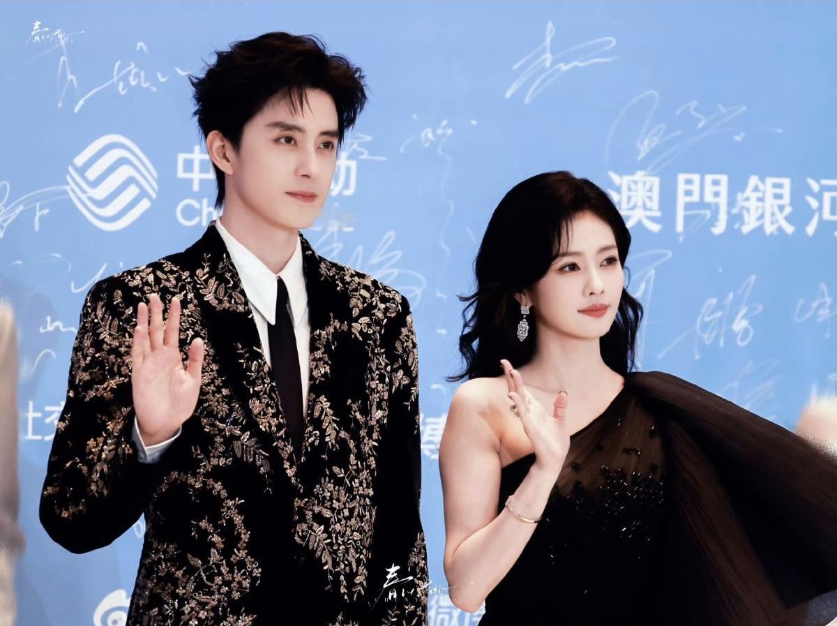 激动的心，颤抖的手，哇，同台，好开心[赞]我心说看剧的时候我记得常华森比敖子稍