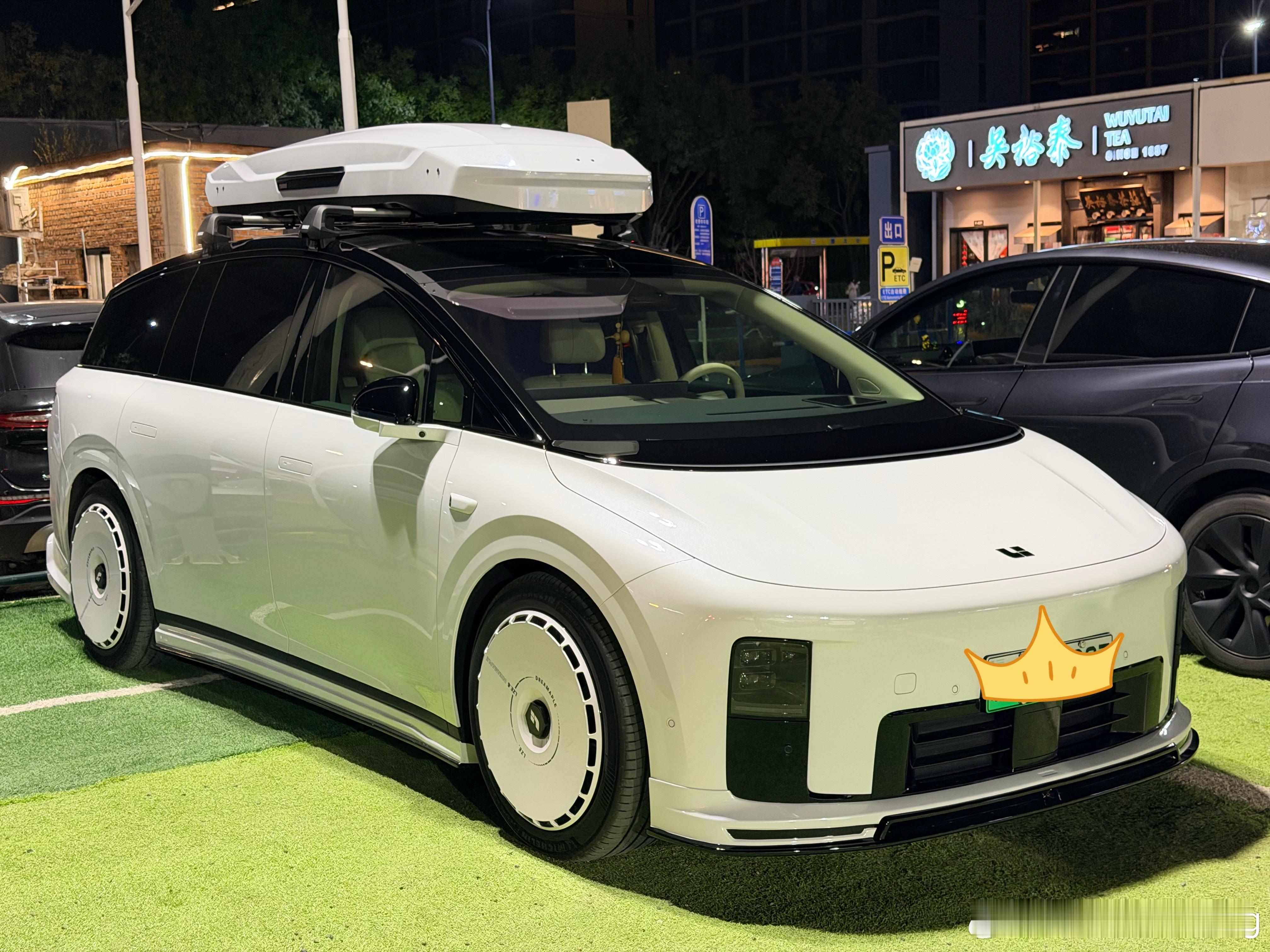 这个大哥的i8还蛮有个性的理想i8​​​