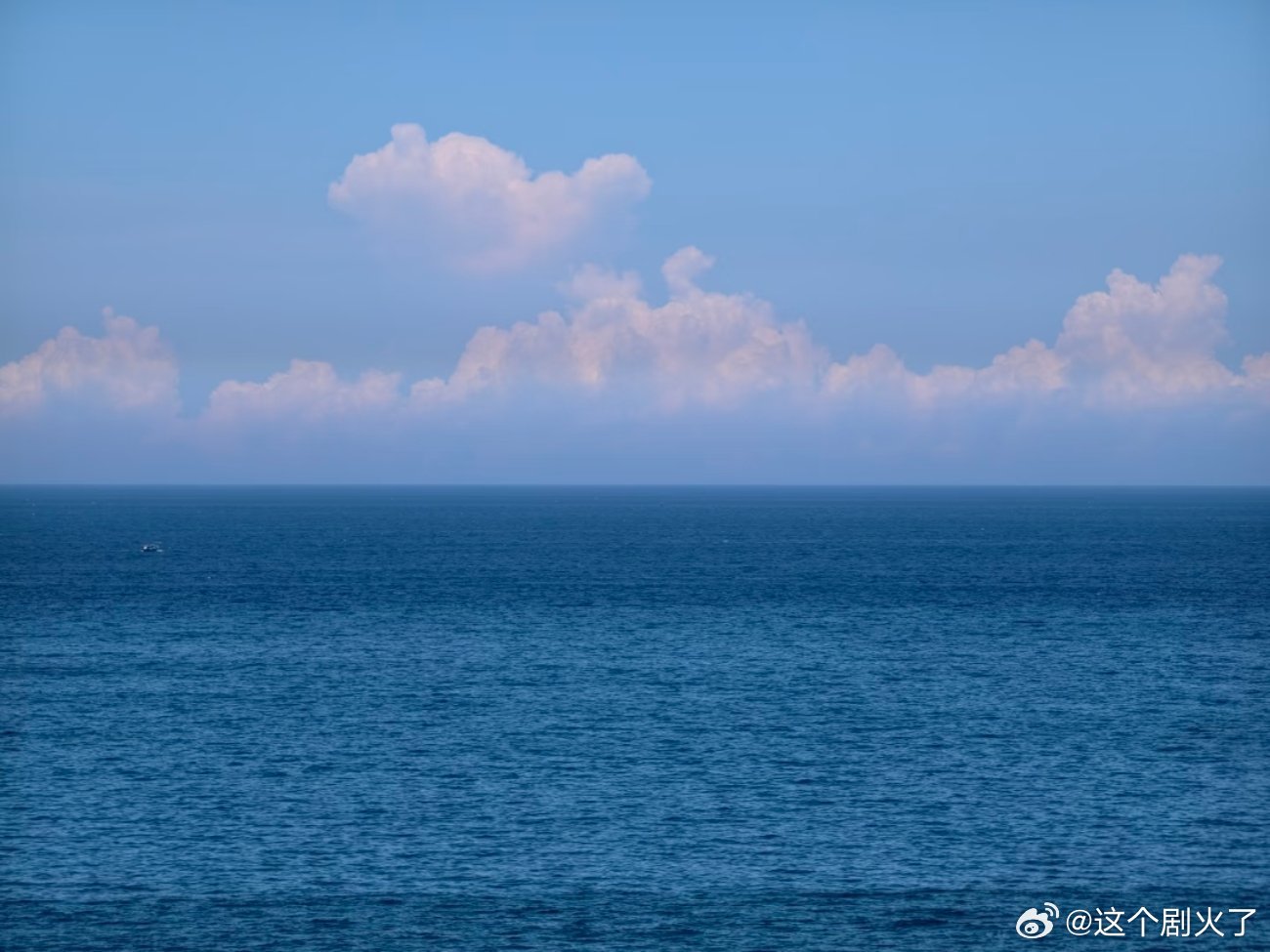 蓝色系风景图片。