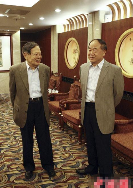 杨振宁生前和莫言的一张合影，杨振宁真是人老神气足。他望向莫言的眼睛哪像一个年已过