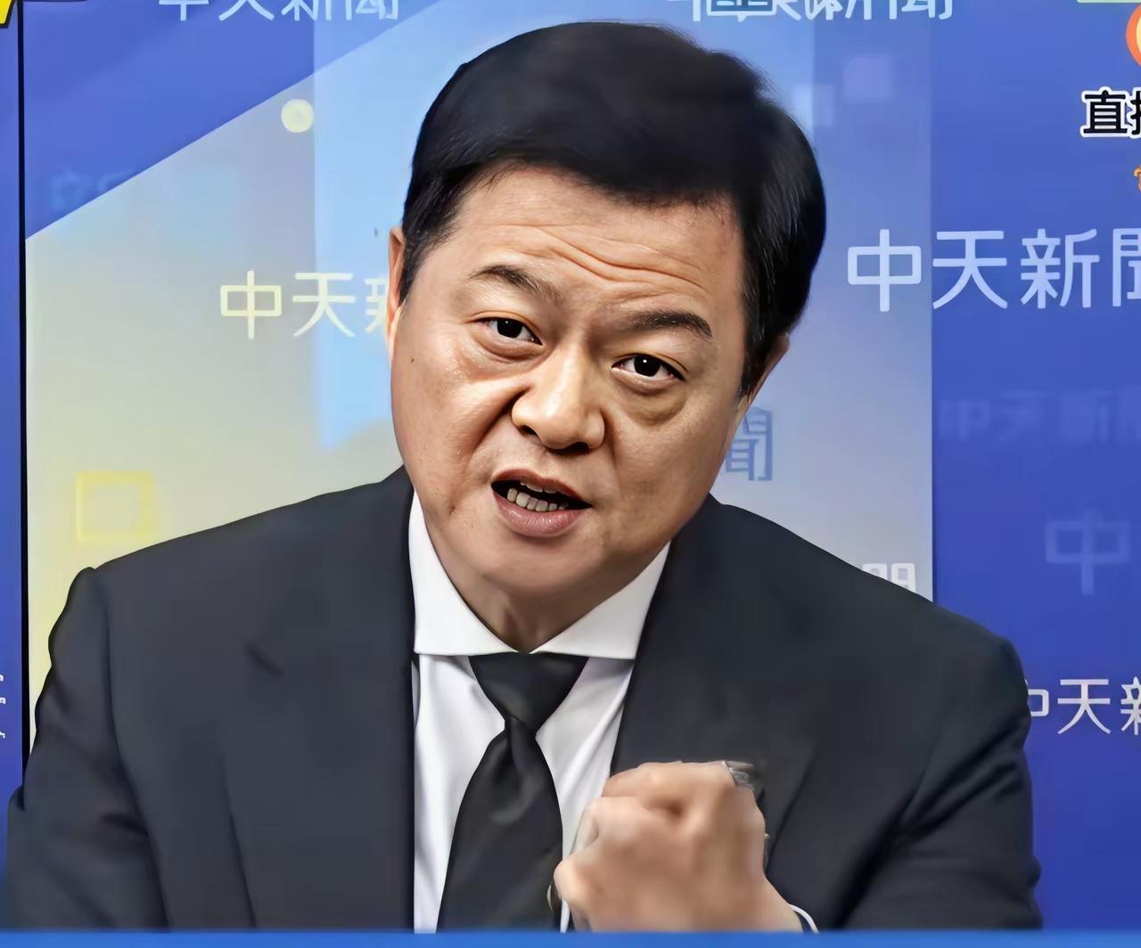 周锡玮怒批蒋万安，不要再继续端起来装作很有优越感似的。他说：我真不明白蒋万安市