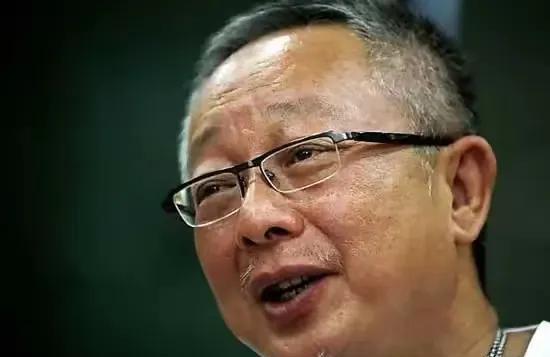 柬埔寨洪森搬起石头砸自己的脚啦。据报道，泰国要求现总理佩通坦下台的黄衫军领导人林