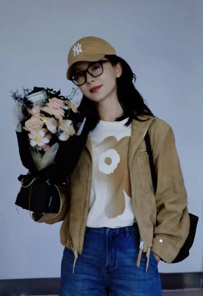 最近陈数现身机场，她这回走复古风路线，看起来很有潮流之美，也很有高级感。陈数