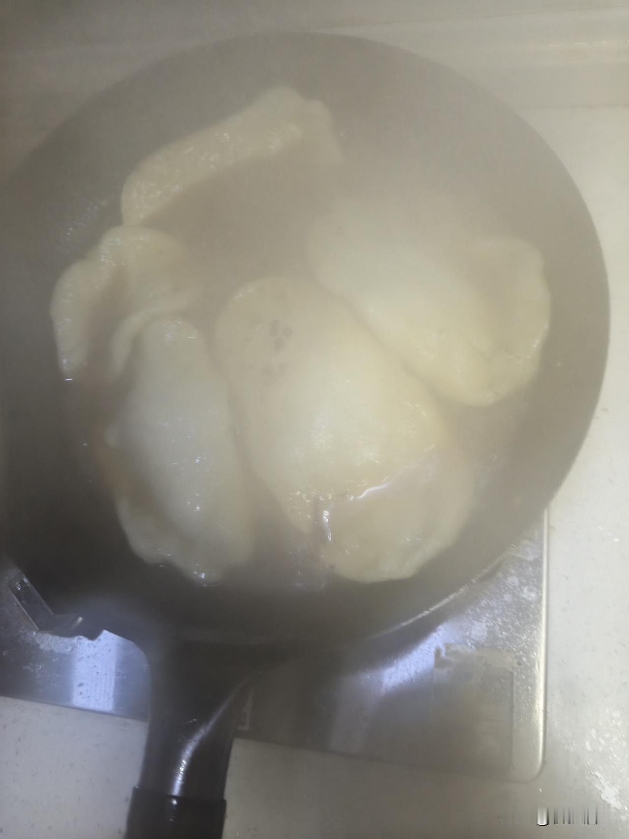 今天周末，一家五口人依然五个菜，锅里正炖着一个地锅排骨，就快出锅了[笑着哭]还有一