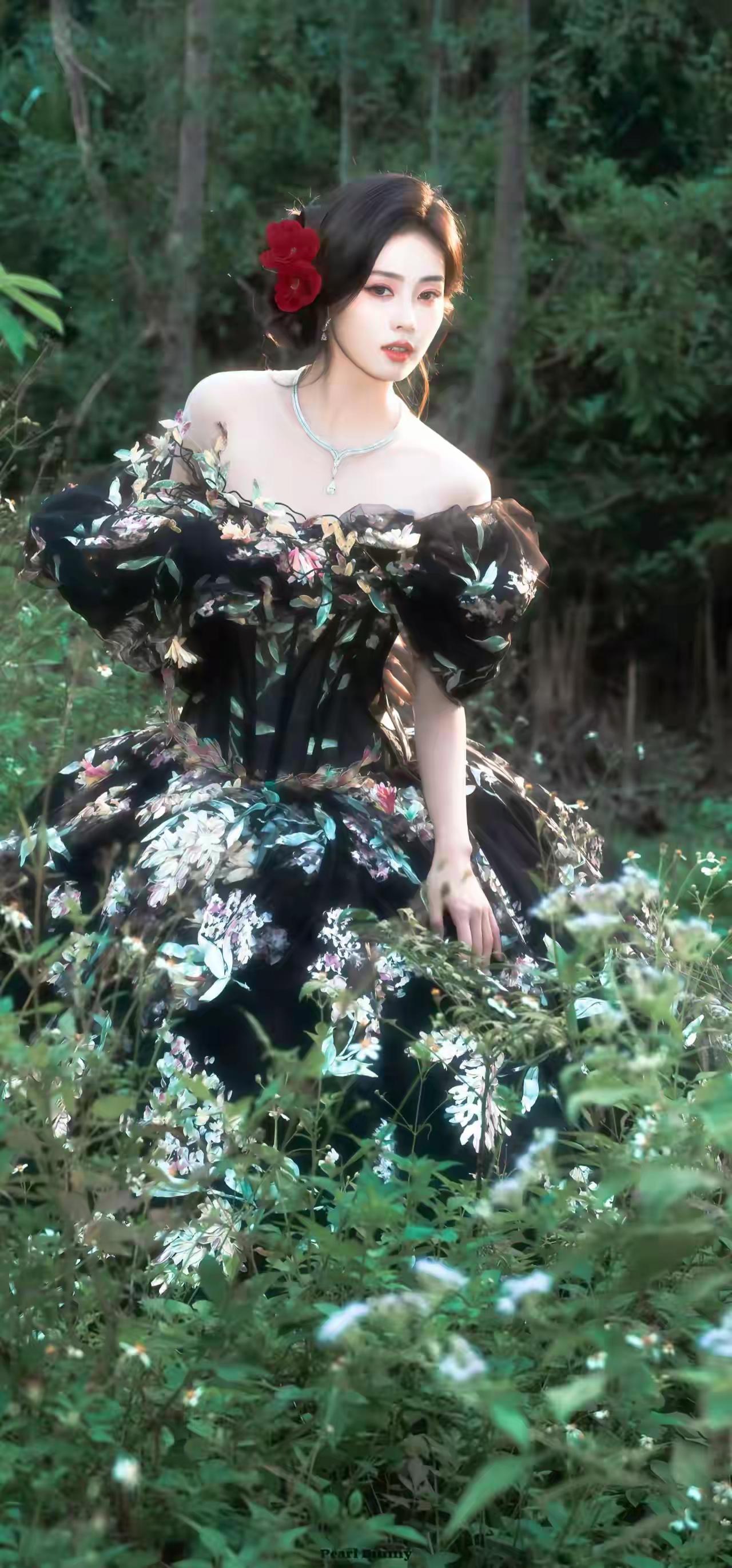 美女壁纸～白鹿，林间光影流转，黑纱繁花织就浪漫。鬓边一抹红，惊艳了整个盛夏，于绿