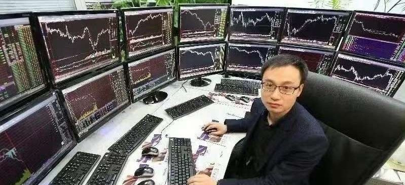 一名成都的股民31.2元高位杀入紫光股份，一路跌到25元，亏超16万，但他硬顶