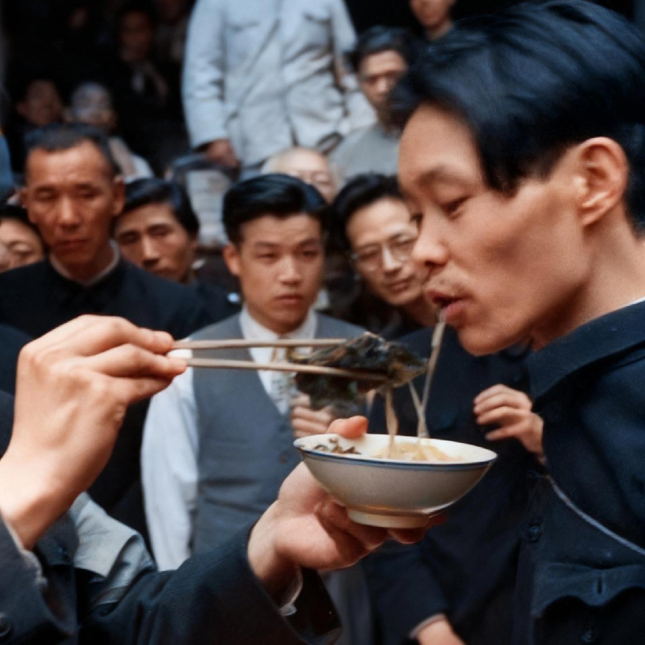 这不是剧照，而是一位烈士在就义前吃“断头饭”，这一幕拍摄于1949年5月的上海闸