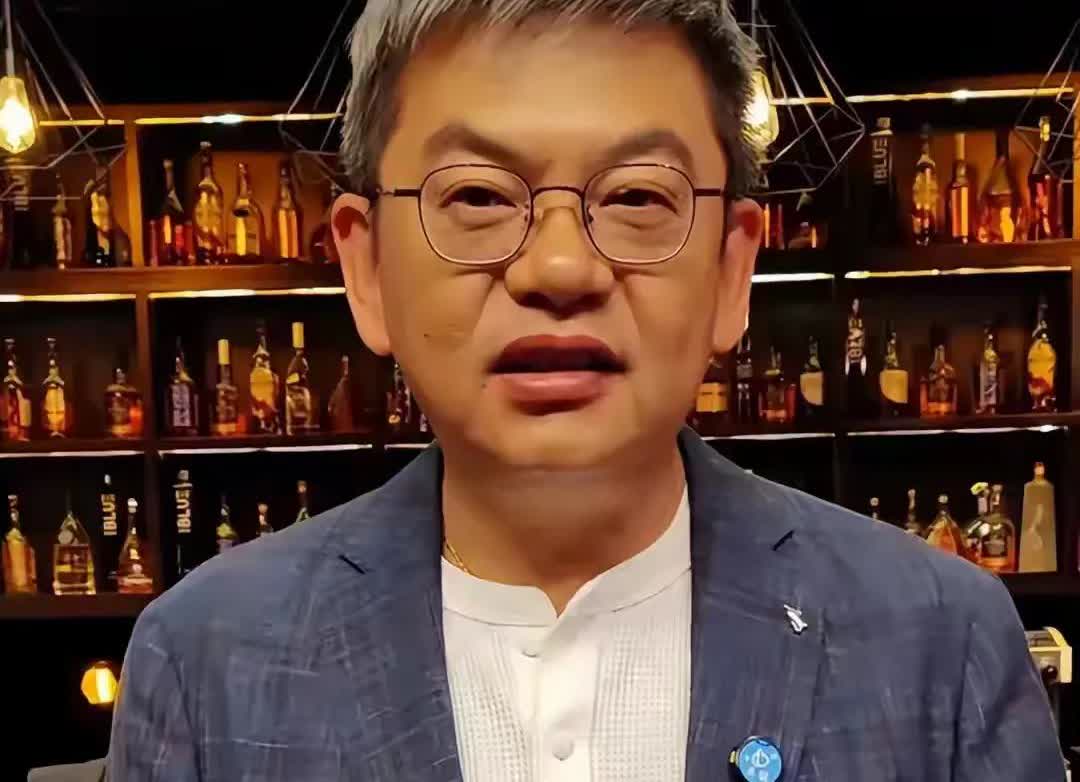 苏群质疑胡明轩最后一投为什么选择投三分球，这在球迷中产生了激烈争论。有球迷表示，
