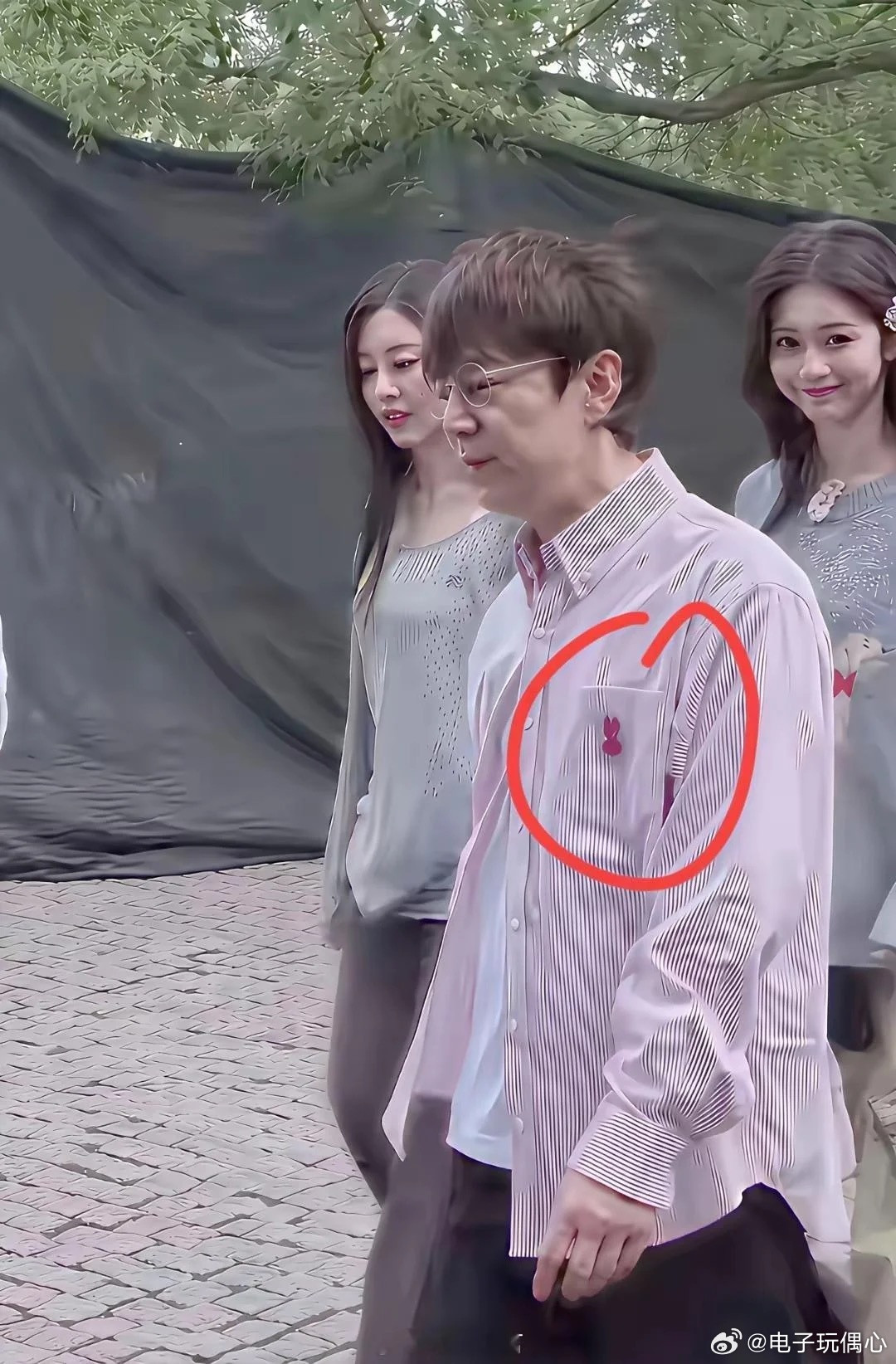 何炅这么有钱，穿的衣服，居然是补丁过的，真的好节俭啊！