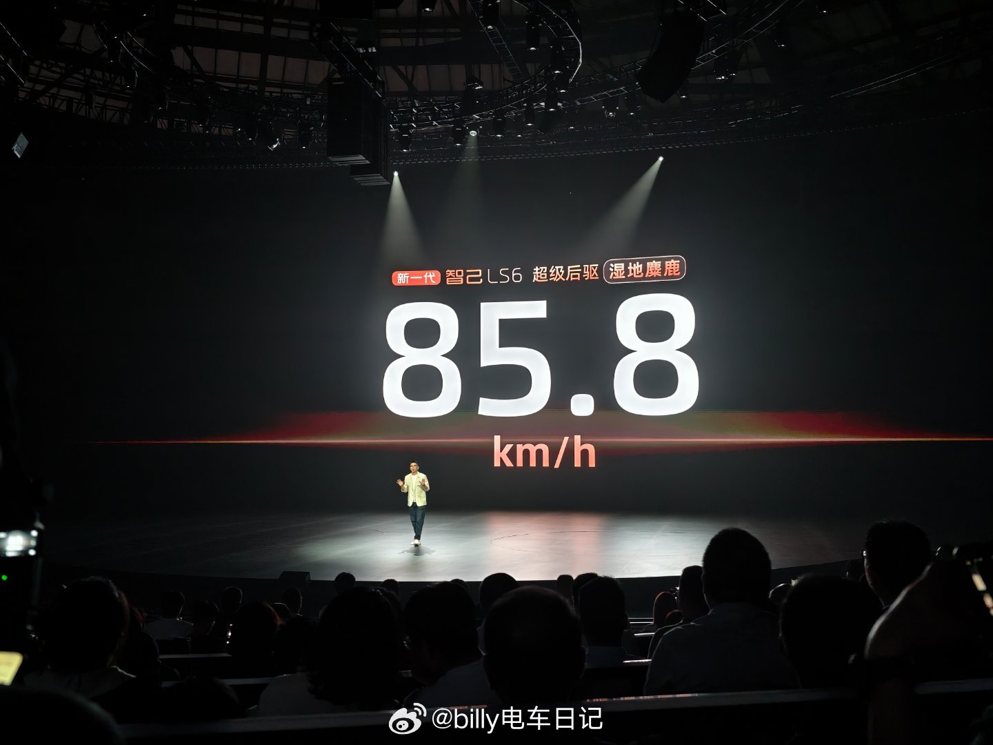 智己LS6后驱版在湿地模式下麋鹿测试成绩可以达到85.8km/h！这比一些四驱版